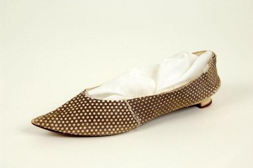 Schoen in bruin leer met witte stippen