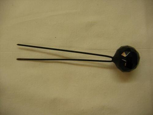 Set met 3 hoedenspelden met zwarte knop facet geslepen en met metalen dubbele speld