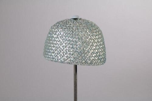 Hoed in lichtblauwe raffia met knoop