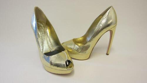 Pumps in goudkleurig leer met reptielprint