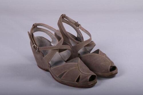 Sandalen met sleehak in grijze suède