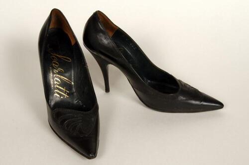 Schoenen in zwart leer met sierstiksel op de voet