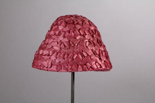 Hoed in roze gevlochten raffia met binnenhoed in fluweel