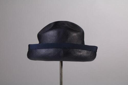 Hoed in donkerblauw panamastro met blauw ripslint en bies