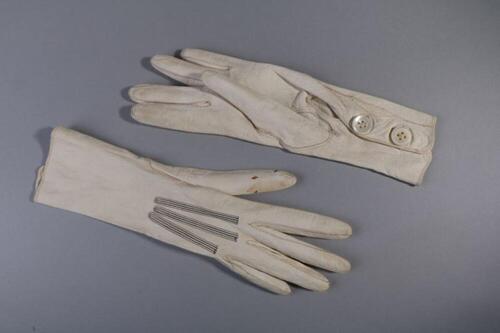 Handschoenen in wit leer versierd met zwarte stiksels