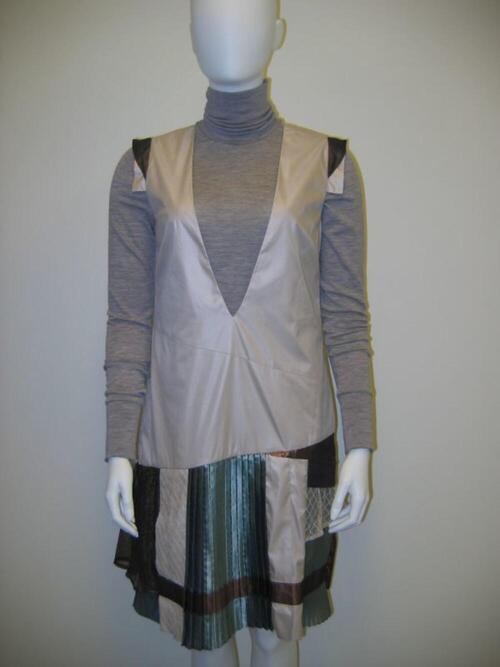 Ensemble in beige, grijs en groen bestaande uit japon en coltrui