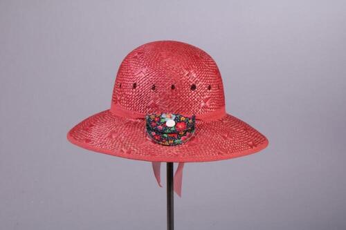 Roze strohoed met kleine gebloemde beurs