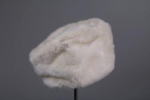 Ovale muts in witte imitatiebont