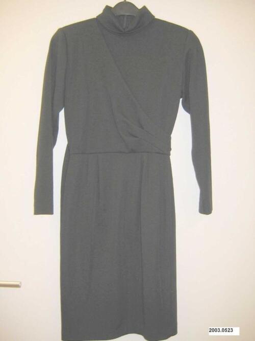Tricot jurk in zwarte wol met rolkraag