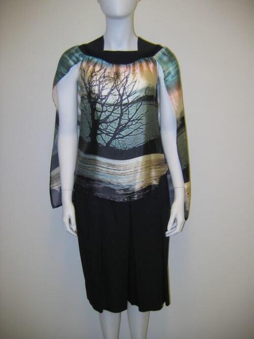 Ensemble bestaande uit blouse met print en rok in het zwart