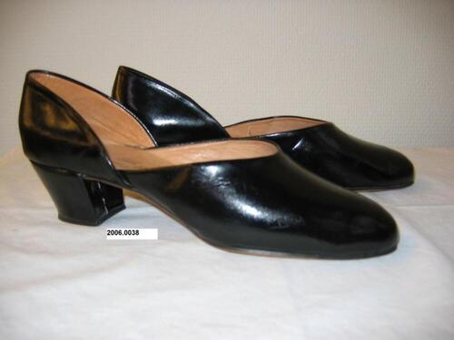 Schoenen in zwart leer met lage, zware hak