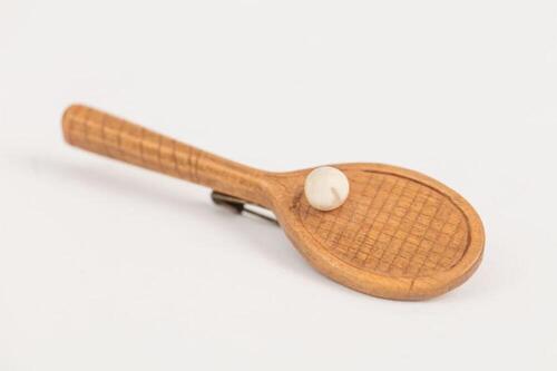 Broche in de vorm van een tennisraket in hout