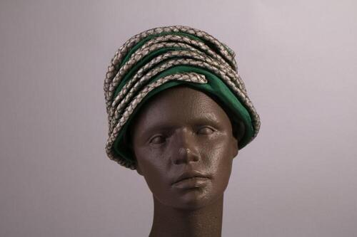 Hoed in groene ottoman met gevlochten raffia