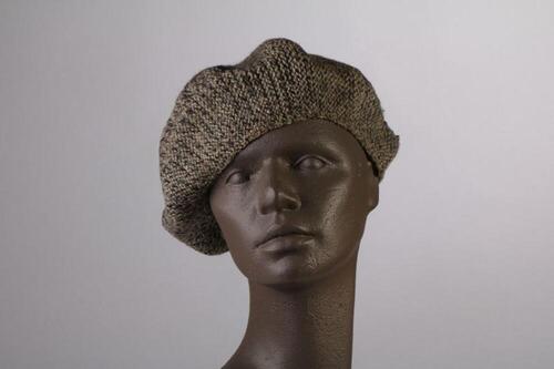 Baret in grijs gebreide wol
