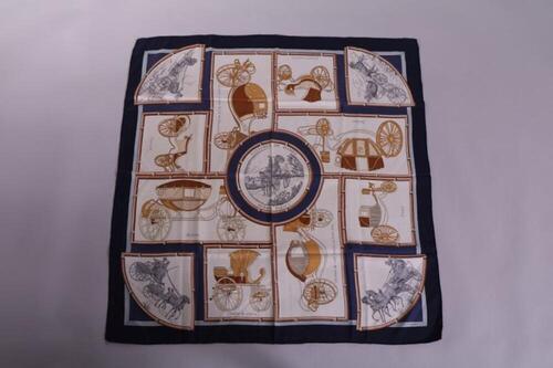 Foulard in blauwe en ecrukleurige zijde met print van dameskoetsen