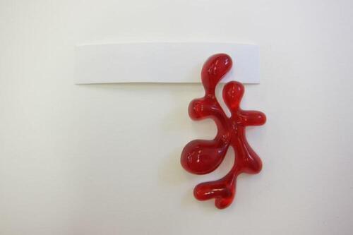Halsboordjuweel in rode plexi met witte priesterboord en pins