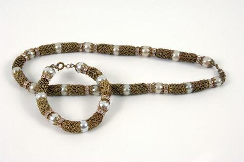 Ensemble bestaande uit halsketting en armband in goudkleurig metaal en imitatieparels