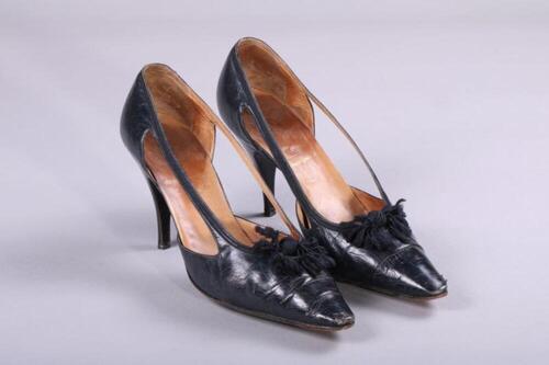 Schoenen in zwart leer met puntige neus