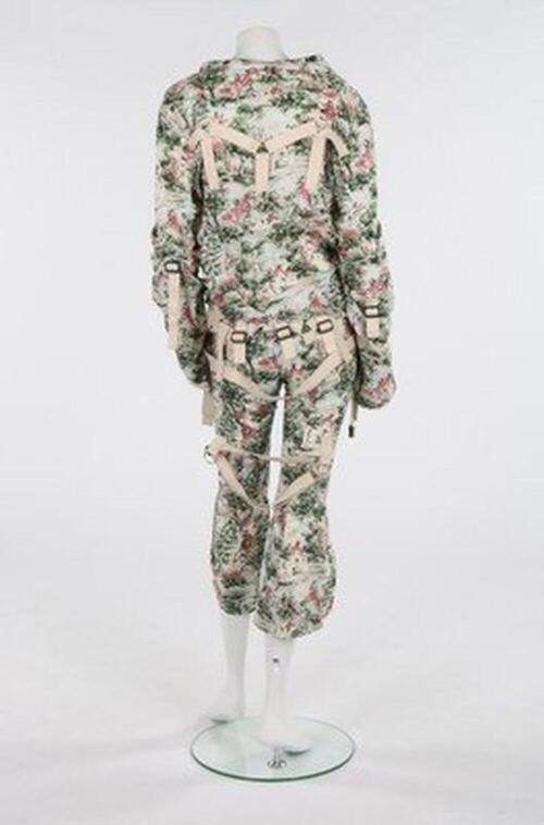 Ensemble bestaande uit broek en blouse met polychrome, toile-de-jouyachtige landschapsprint