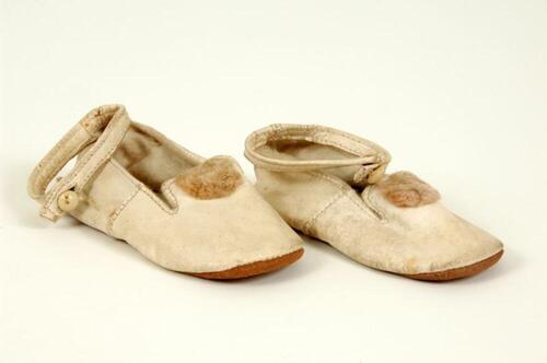 Schoenen in wit leer met roze pompon