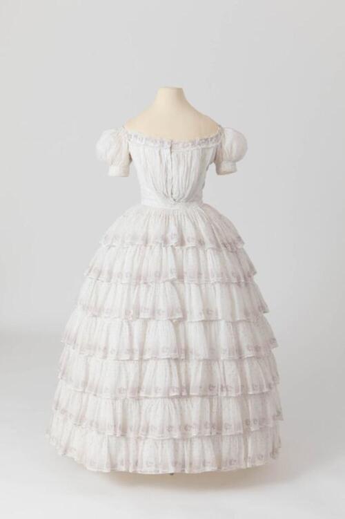 Jurk in witte mousseline bedrukt met lila bloemen en fijne stippen
