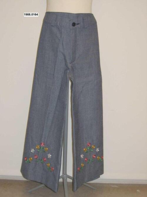 Donkerblauwe jeansbroek met wijde pijpen