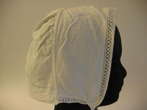 Slaapmuts in wit flanel met bindlint