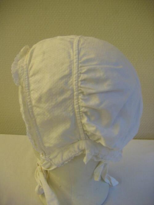 Huismuts in witte katoen met broderie