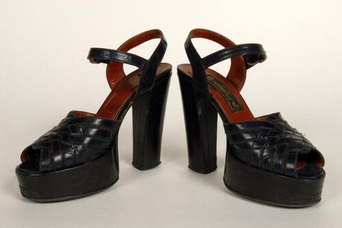 Sandalen in donkerblauw leer met plateauzolen