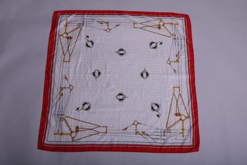 Vierkante foulard in wit met rode rand en marine motieven in synthetisch materiaal