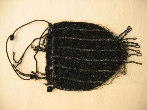 Handtas versierd met gitkralen