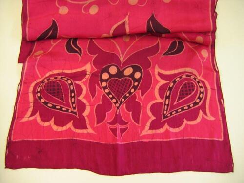 Foulard in fuchsiakleurige zijde met gebatikte motieven