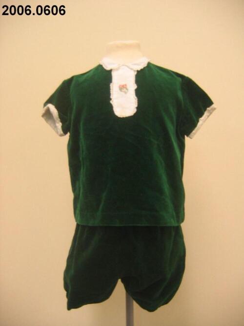 Ensemble in groen fluweel bestaande uit blouse en korte broek