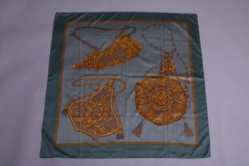 Groen/beige foulard met goudkleurige tekening