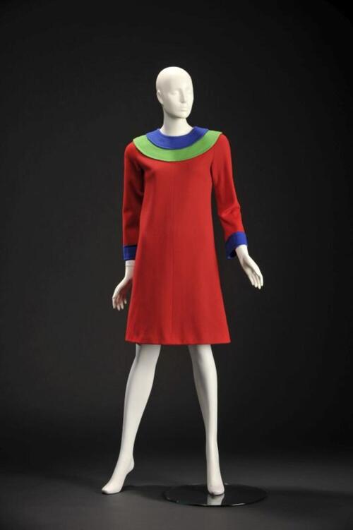Jurk in rode wol met felgroene en felblauwe kleuraccenten