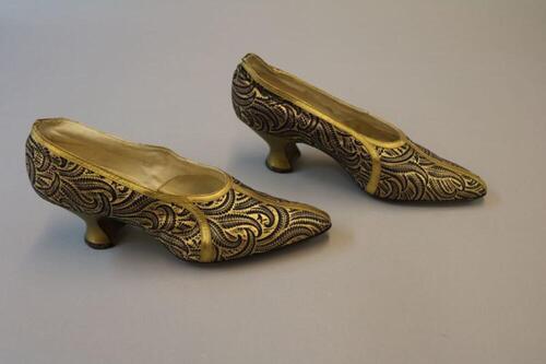 Leren damespump met goudkleurige en paarse motieven en louishak
