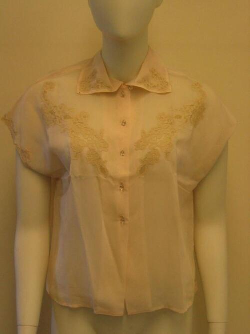 Blouse in zalmkleurige nylon met kantafwerking