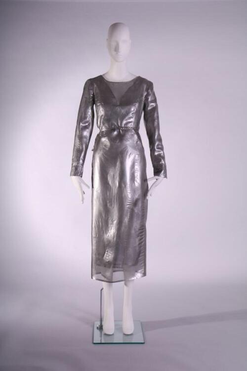 Ensemble in zilverkleurig organza bestaande uit een onderrok, jasje en blouse