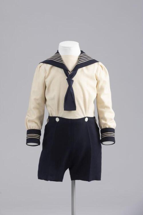 Matrozenpak in witte en blauwe wol bestaande uit blouse, korte broek, matrozenkraag, modestie en…