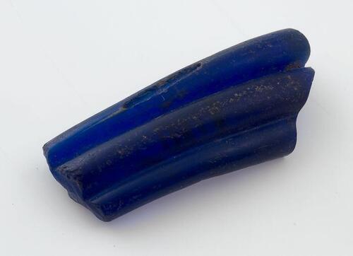 Fragment armband van donkerblauw glas geprofileerd met drie ribben