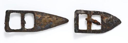 Twee kleine gespen, nagelvormige zijkant