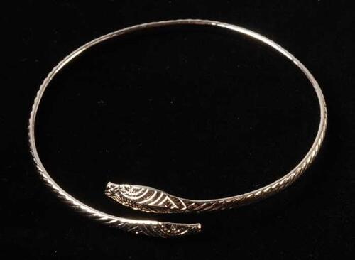 Armband, spiraalarmband van goudkleurig metaal in de vorm van een slang met aan ieder een eind een…