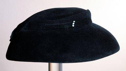 Zwarte dameshoed van velours-vilt (?) met doorgestikte band met strass-steentjes rond bovenzijde…