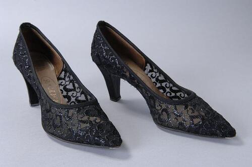 Zwarte pumps van kunststofgaas met geborduurde hartjes