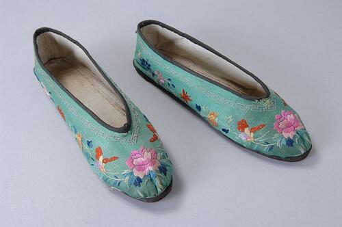 Chinese platte schoenen van groene zijdegeborduurd met veelkleurige bloemmotieven
