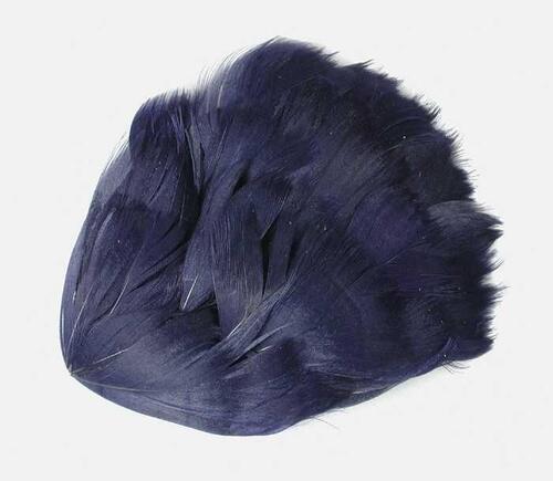 Veren hoedendecoratie of corsage, ovale papieren vorm beplakt met donkerblauwe veertjes