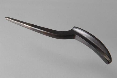 Metalen hoedenrandstrijkijzer met een smalle rondlopende voet