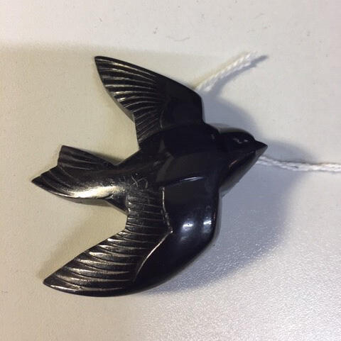 Broche, vogel in vlucht van donkerblauw kunststof