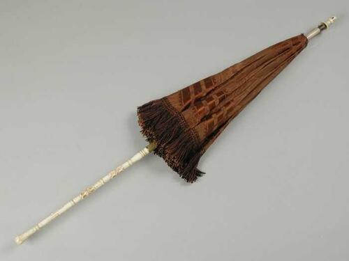 Rijtuigparasol met bekleding van bruin zijde met bruin-zwarte franjerand, bewerkt, benen handvat