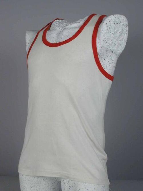 Mouwloos onderhemd of singlet van wit tricot katoen met rood afgebiesd langs hals en armsgaten